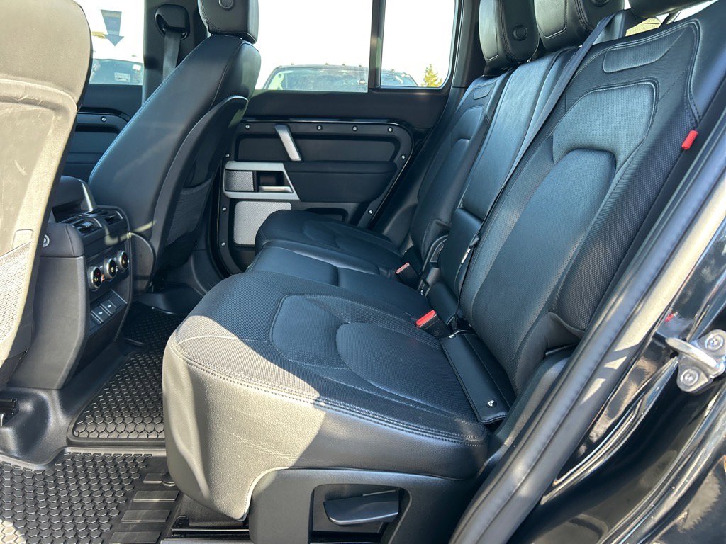 Used 2023 Land Rover Defender 130 X-Dynamic SE image 11