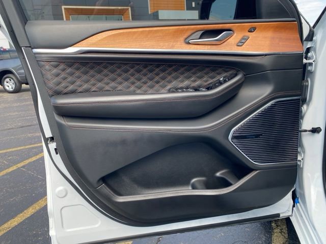 Used 2023 Jeep Grand Cherokee Summit image 21