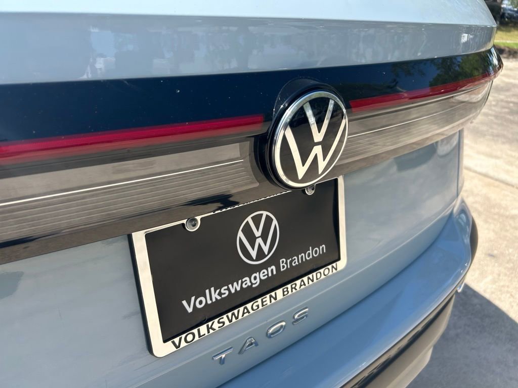 Certified 2025 Volkswagen Taos SE w/ Panoramic Sunroof Package FWD image 30