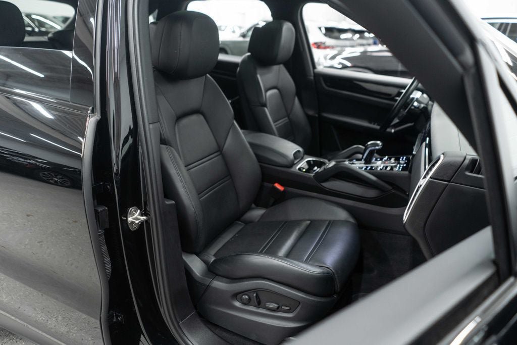 Used 2023 Porsche Cayenne AWD/4WD image 11