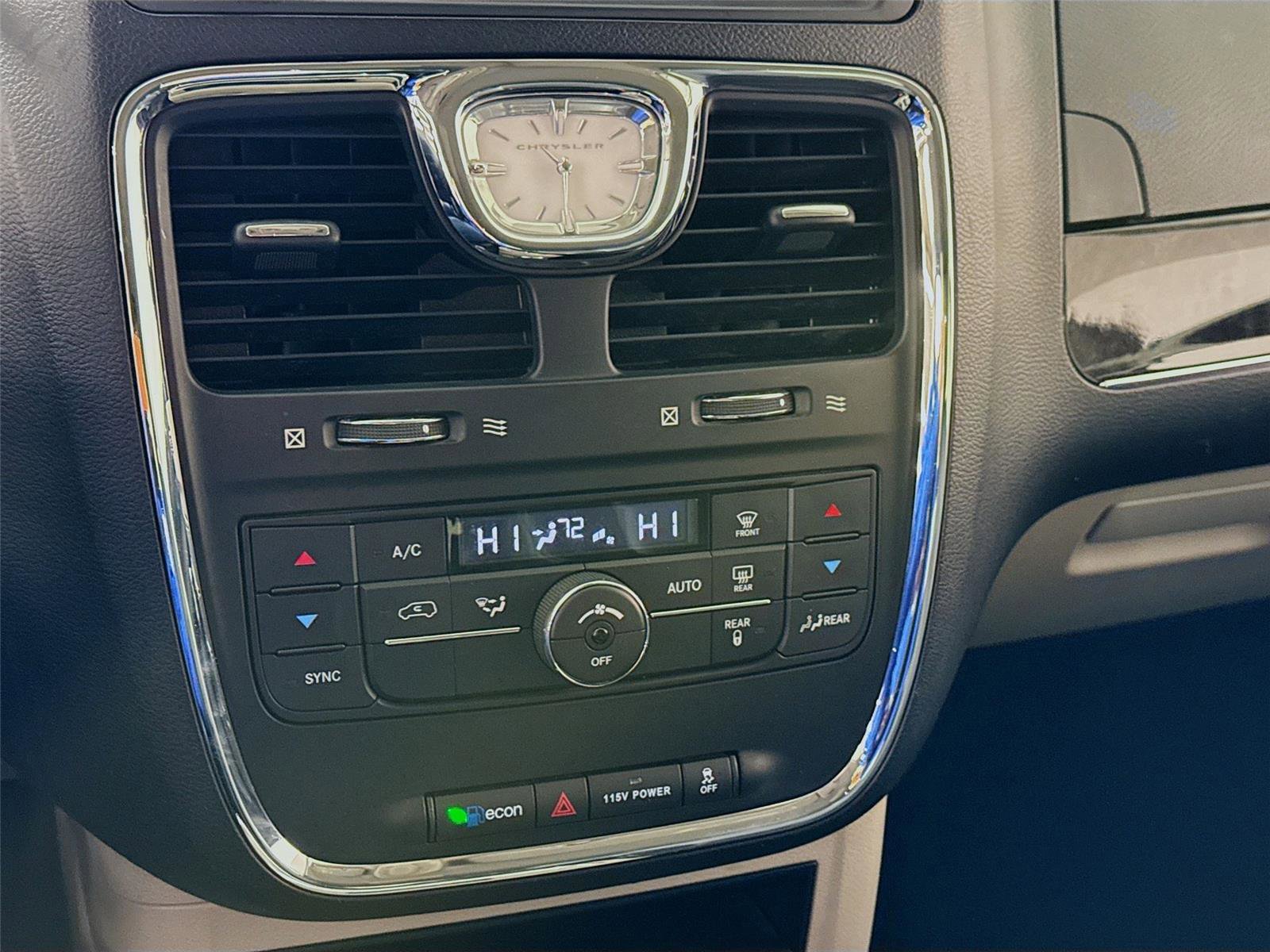 Used 2016 Chrysler Town & Country Touring image 9