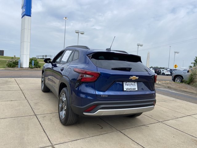 Used 2024 Chevrolet Trax LT w/ Driver Confidence Package FWD image 9
