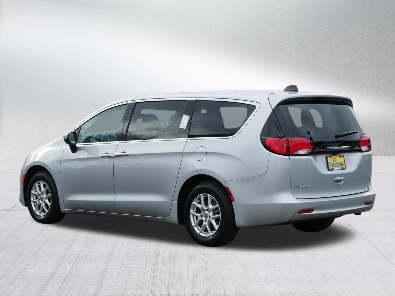 Used 2023 Chrysler Voyager LX image 5