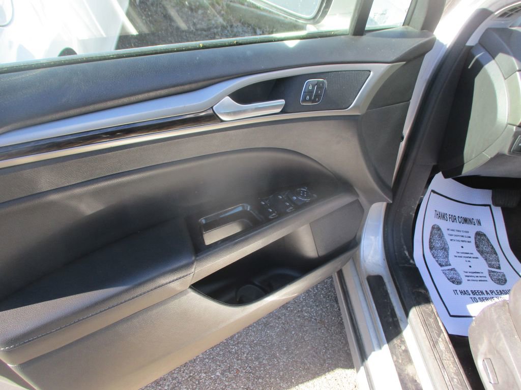 Used 2014 Ford Fusion SE w/ Equipment Group 202A image 9