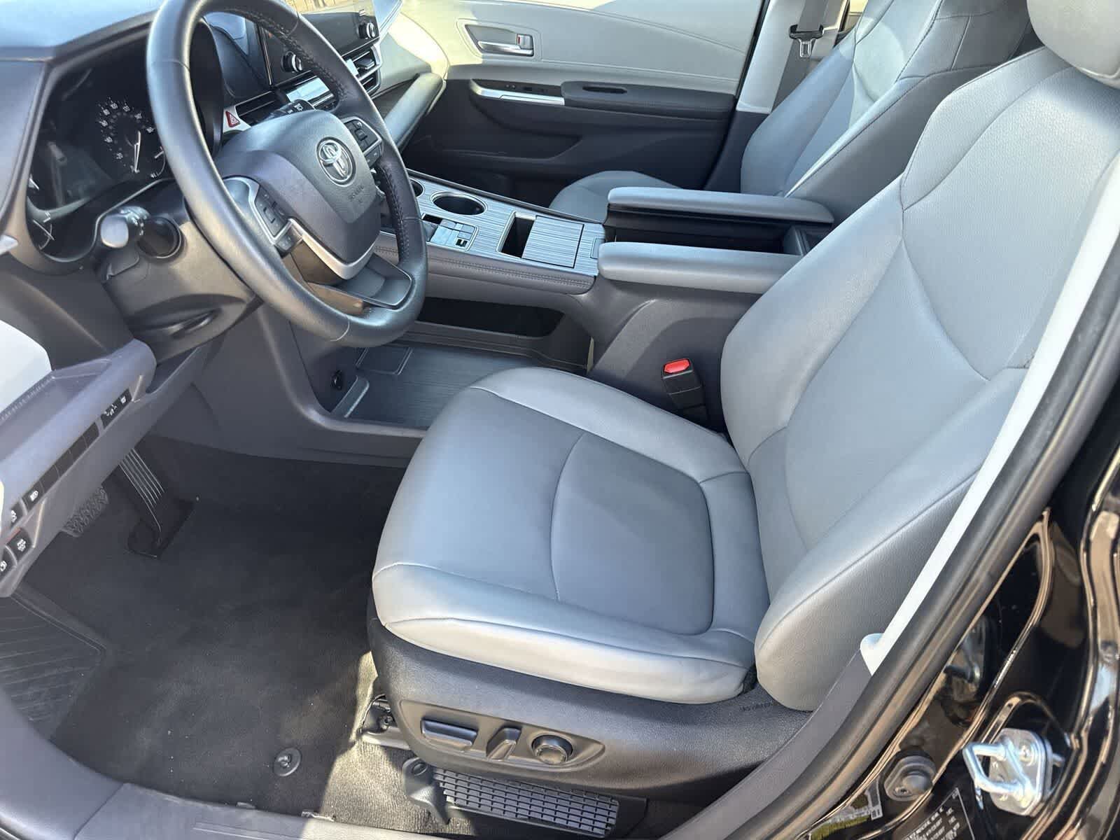 Used 2024 Toyota Sienna XLE FWD image 17