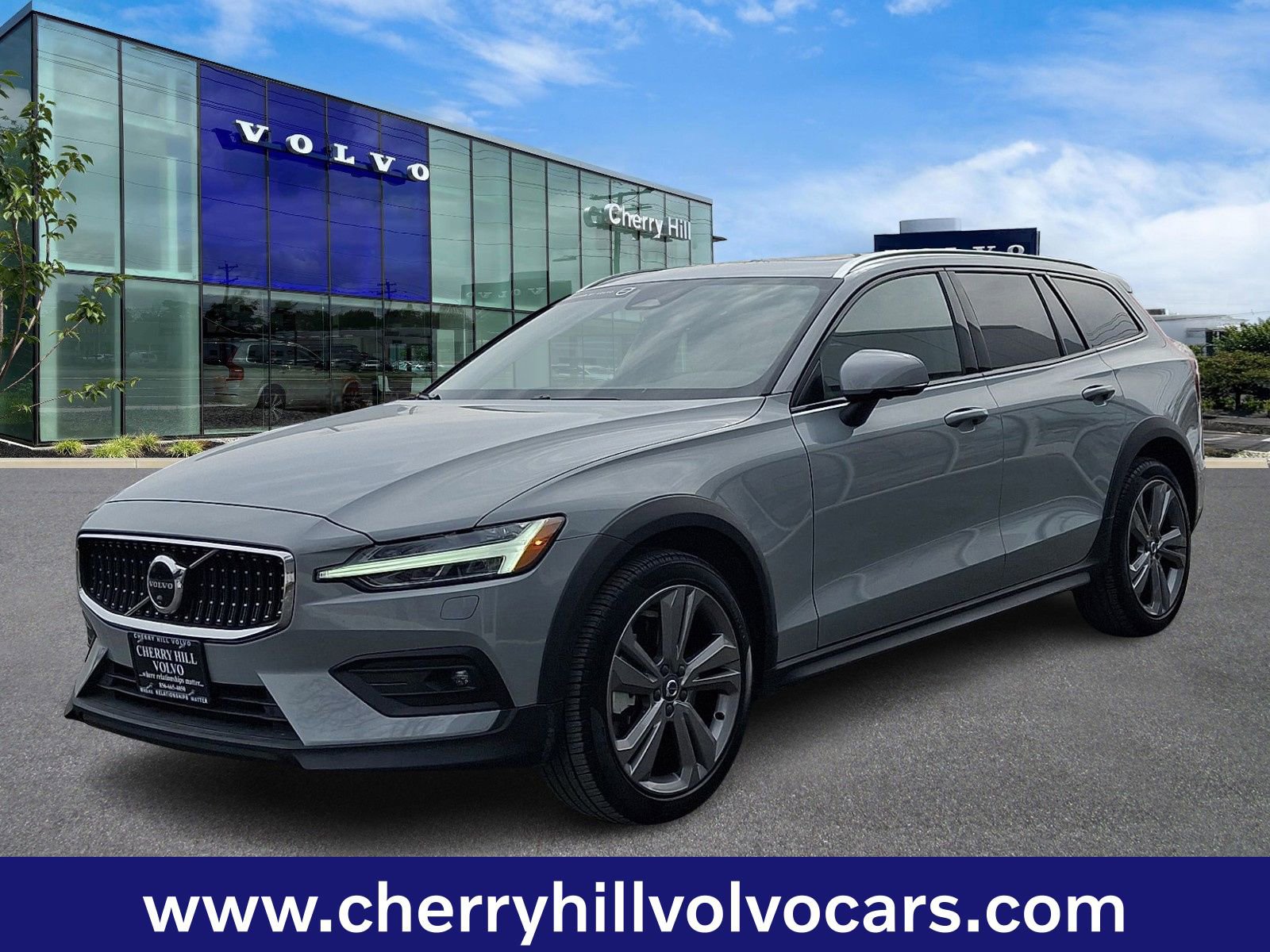 Certified 2025 Volvo V60 B5 Cross Country Plus image 3