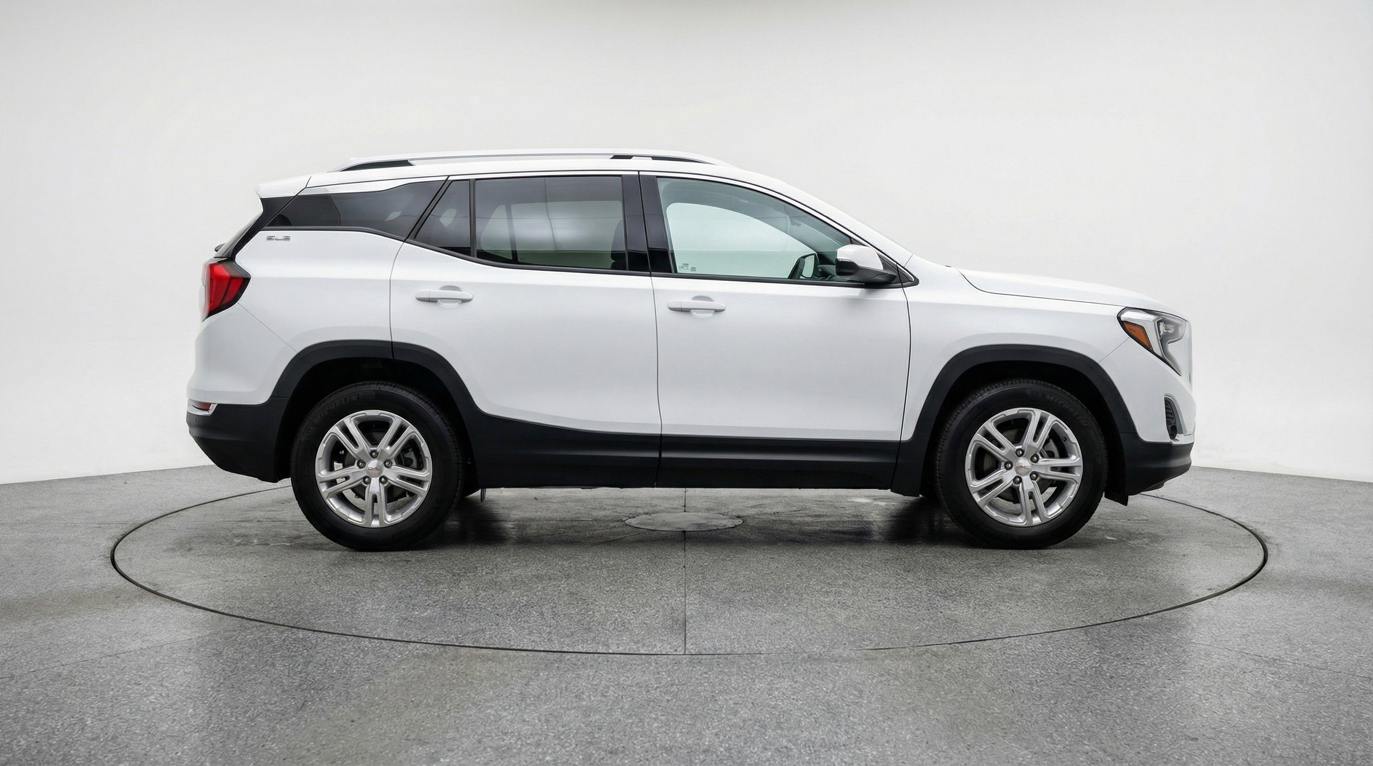 Used 2024 GMC Terrain SLE image 11