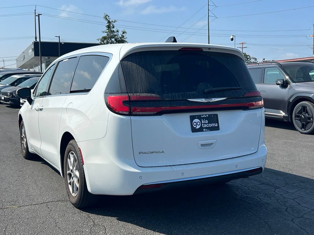 Used 2023 Chrysler Pacifica Touring-L FWD image 11