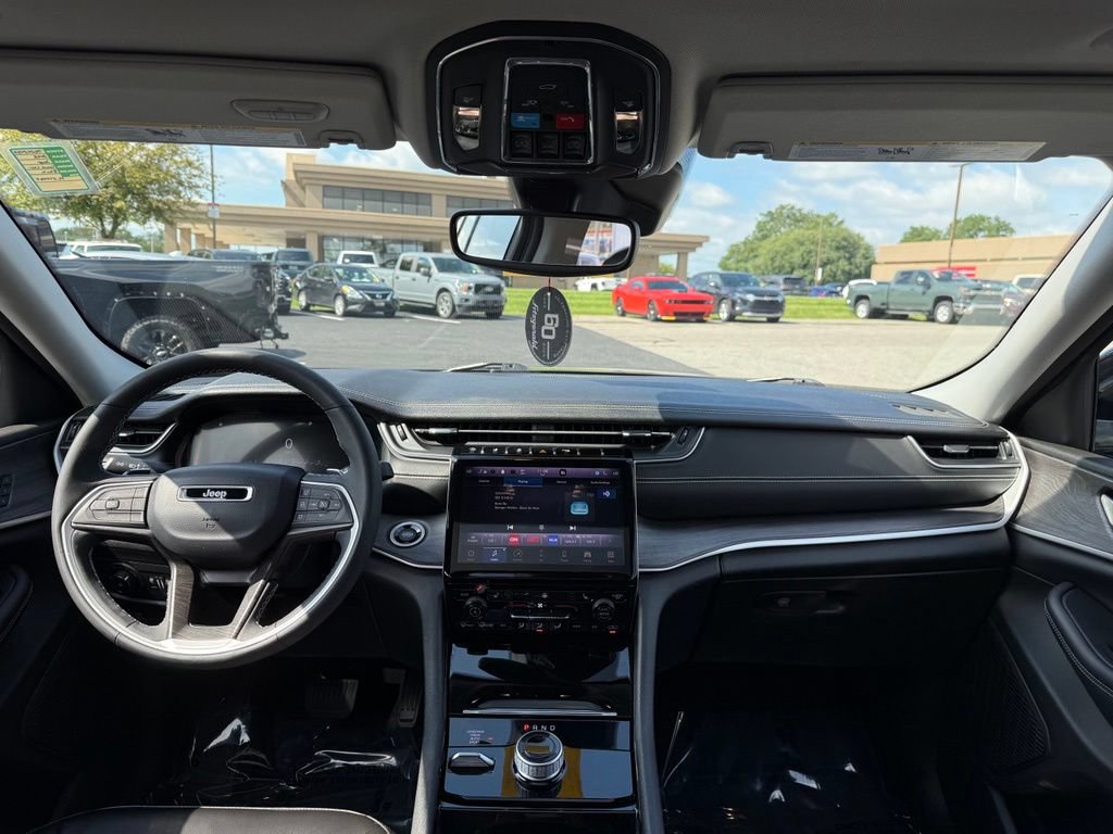 Used 2023 Jeep Grand Cherokee Limited AWD/4WD image 9