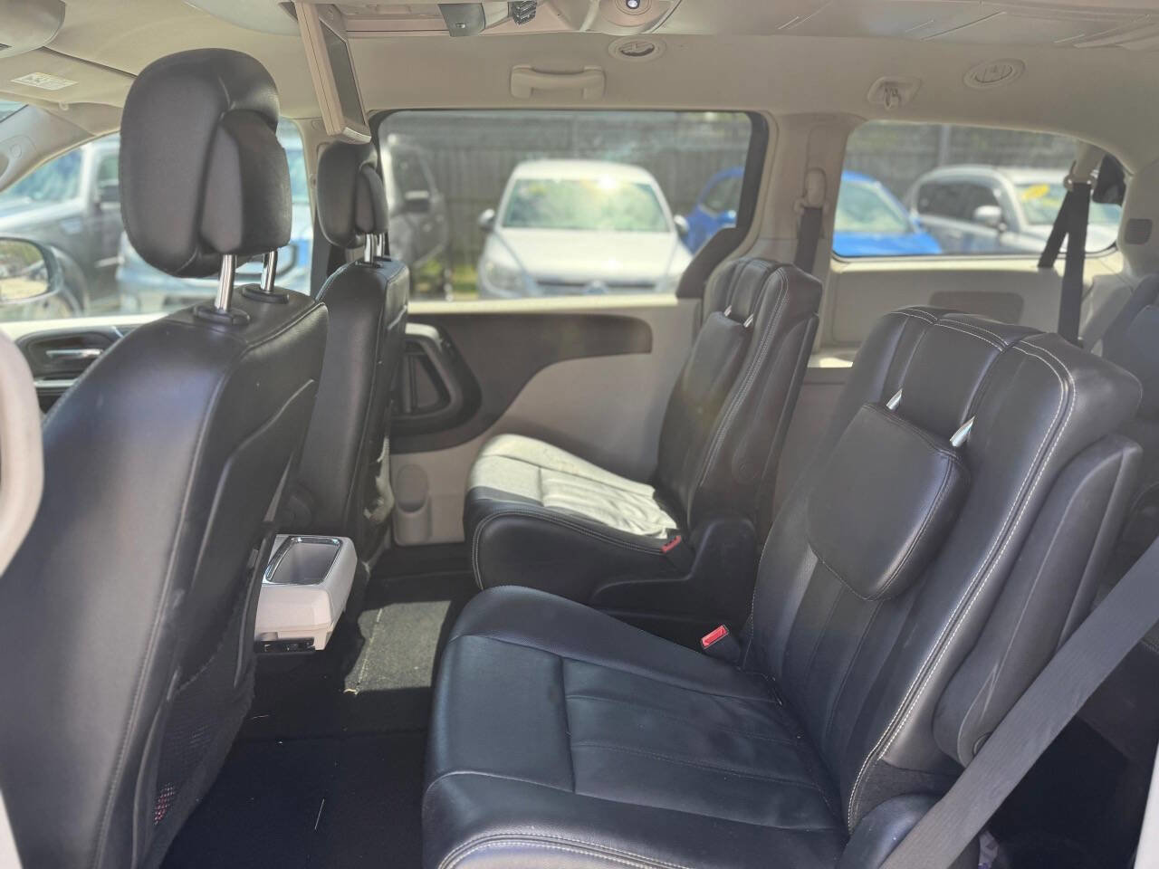 Used 2014 Chrysler Town & Country Touring FWD image 9