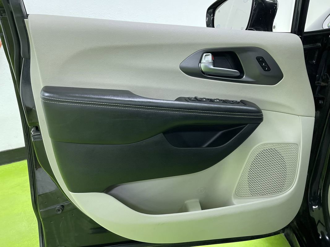 Used 2022 Chrysler Pacifica Touring-L image 15