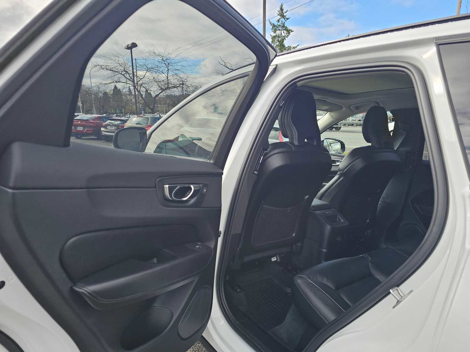 Certified 2025 Volvo XC60 T8 Plus w/ Protection Package Premier image 16