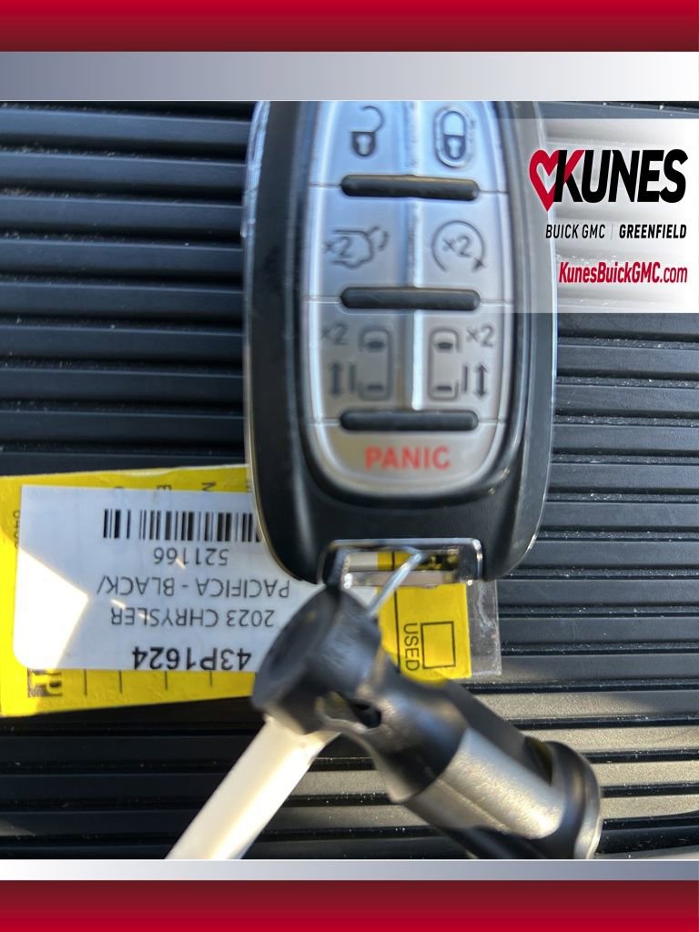 Used 2023 Chrysler Pacifica Touring-L image 39