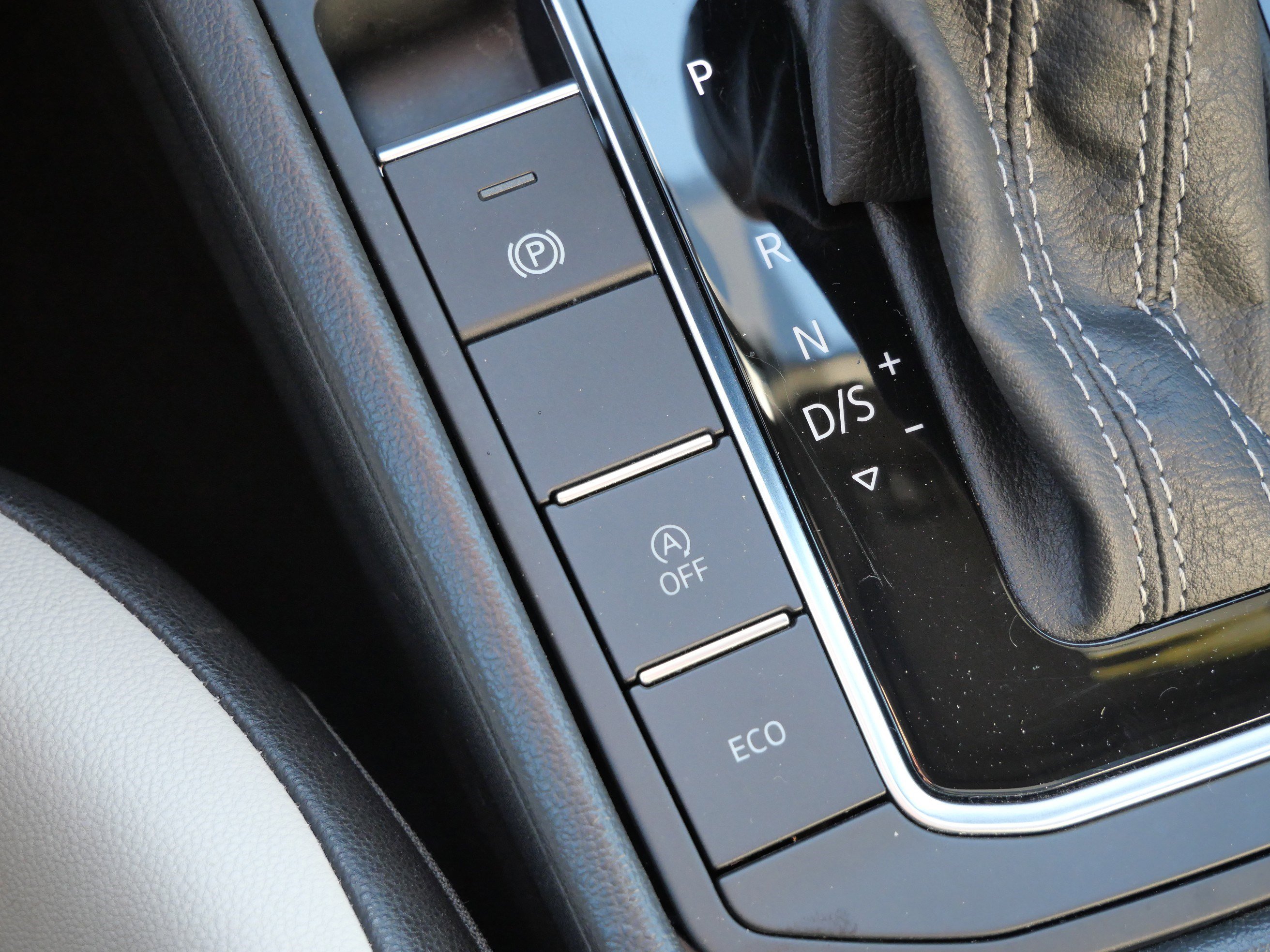 Certified 2021 Volkswagen Jetta R-Line w/ R-Line Cold Weather Package image 28