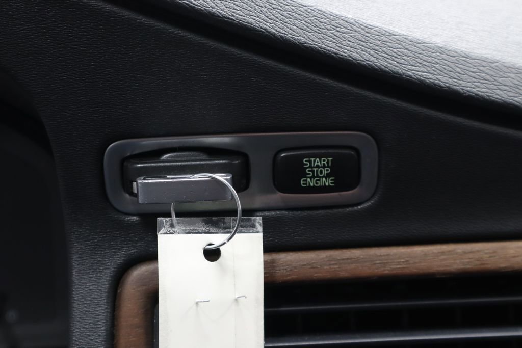 Used 2010 Volvo XC70 3.2 image 31