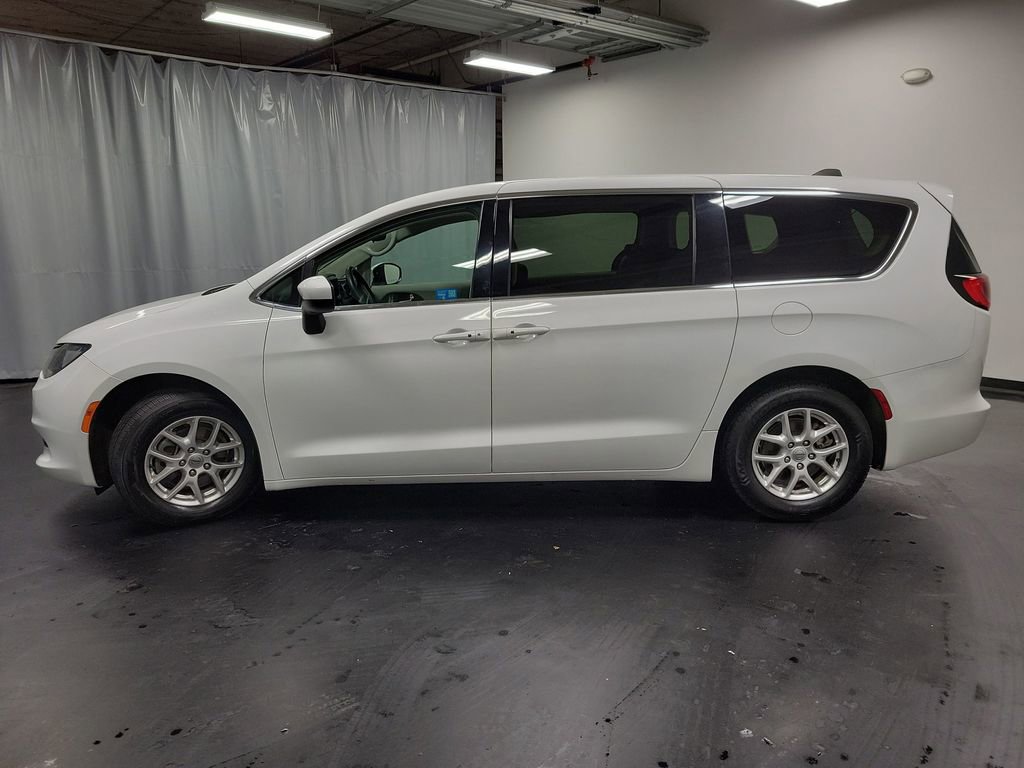 Used 2023 Chrysler Voyager LX image 5