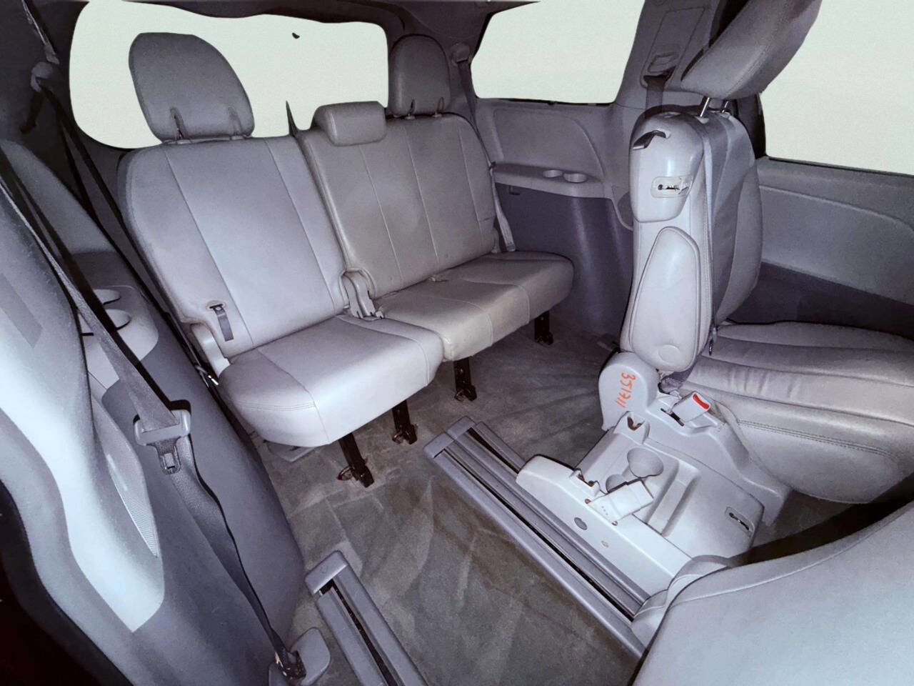 Used 2013 Toyota Sienna XLE image 26