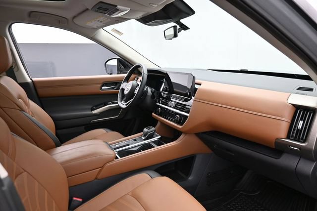 Used 2025 Nissan Pathfinder Platinum FWD image 32