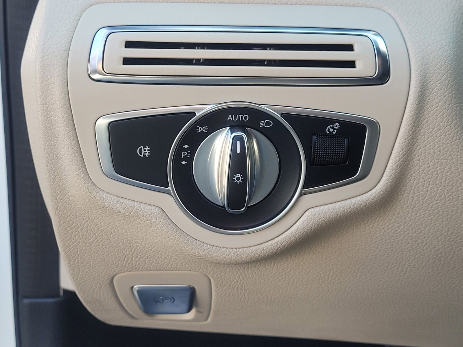 Used 2018 Mercedes-Benz C 300 Sedan image 25