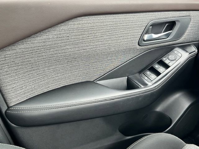 Used 2022 Nissan Rogue SV image 31