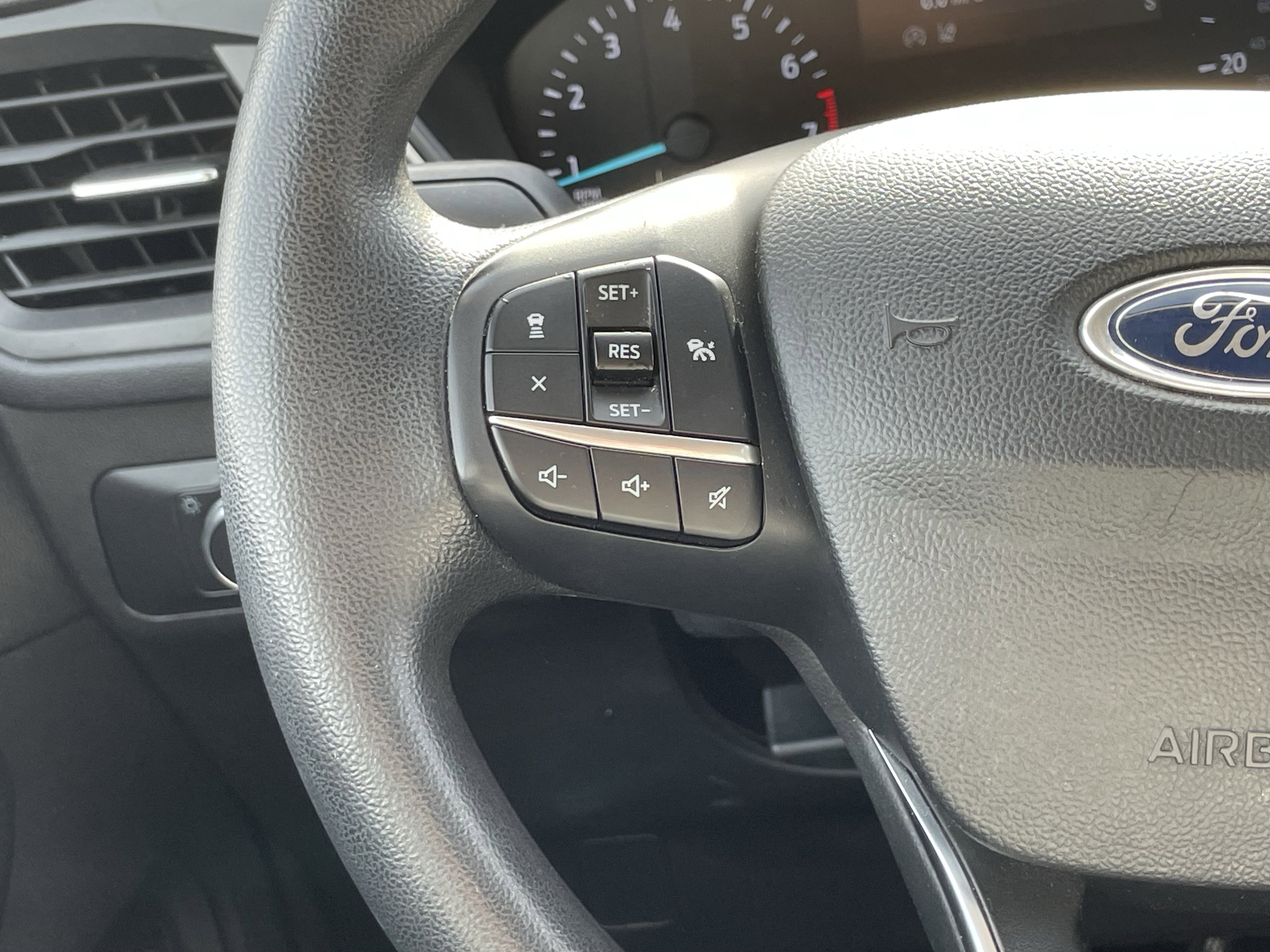 Used 2020 Ford Escape SE image 18