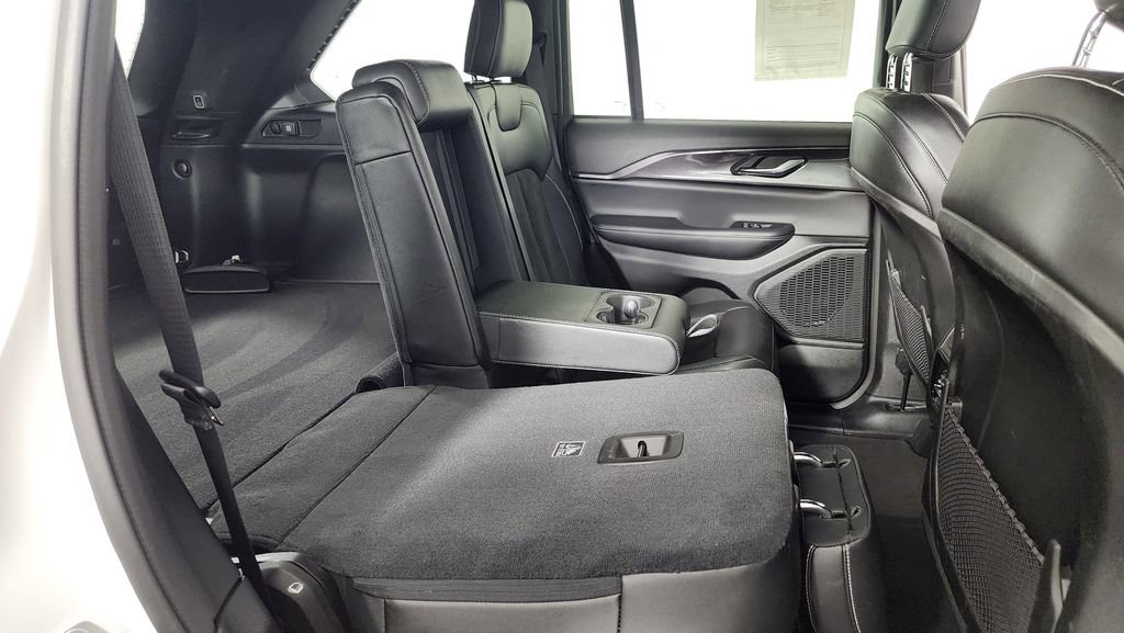 Used 2023 Jeep Grand Cherokee Altitude image 32