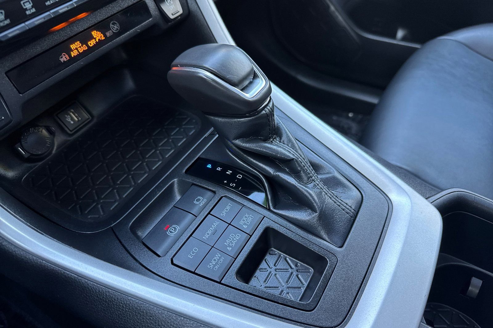 Used 2023 Toyota RAV4 XLE Premium image 22