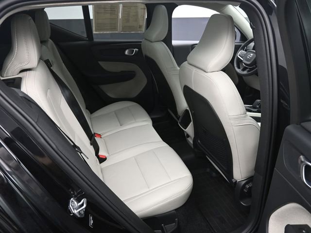 Used 2020 Volvo XC40 T5 Momentum w/ Premium Package image 28