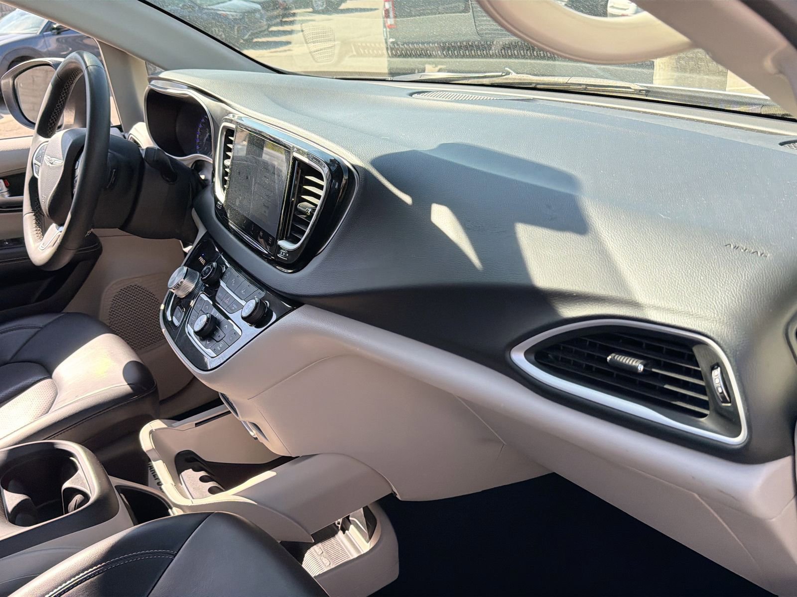 Used 2023 Chrysler Pacifica Touring-L FWD image 19