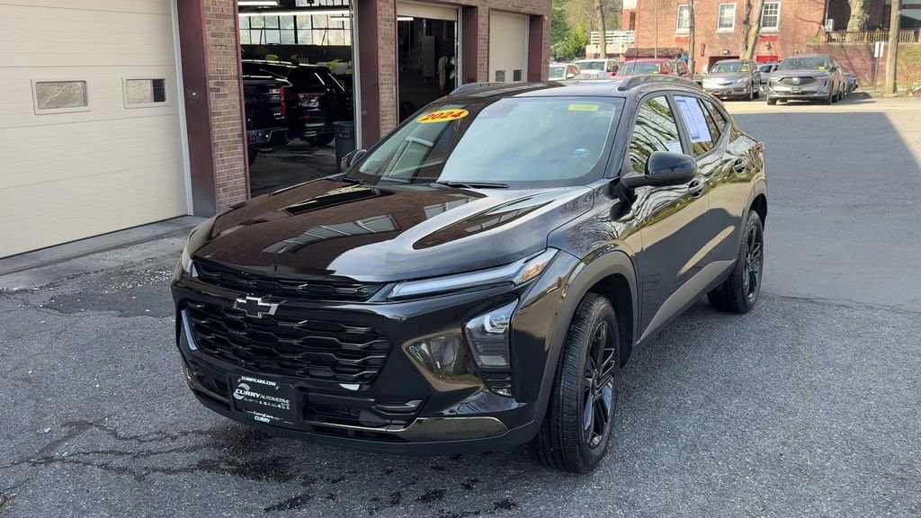 Used 2024 Chevrolet Trax ACTIV w/ Sunroof Package image 3