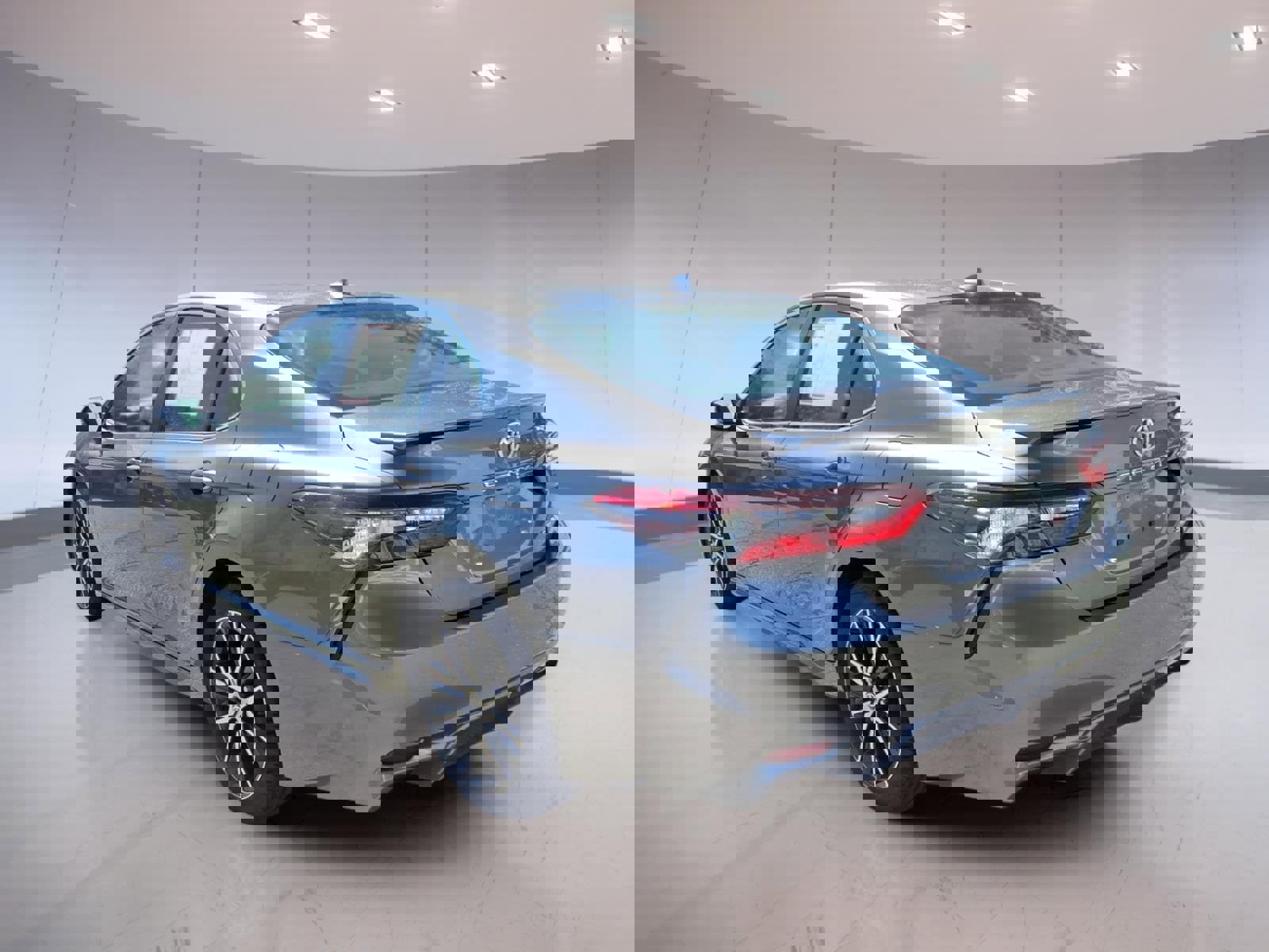 Used 2024 Toyota Camry SE image 3