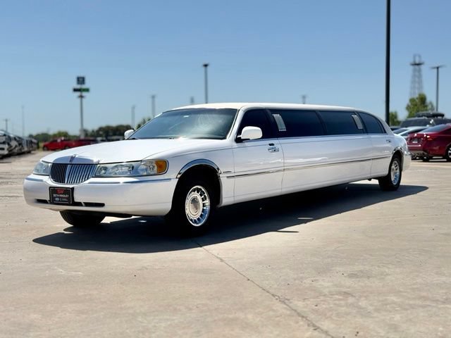 Used 2002 Lincoln Town Car Executive RWD image 4