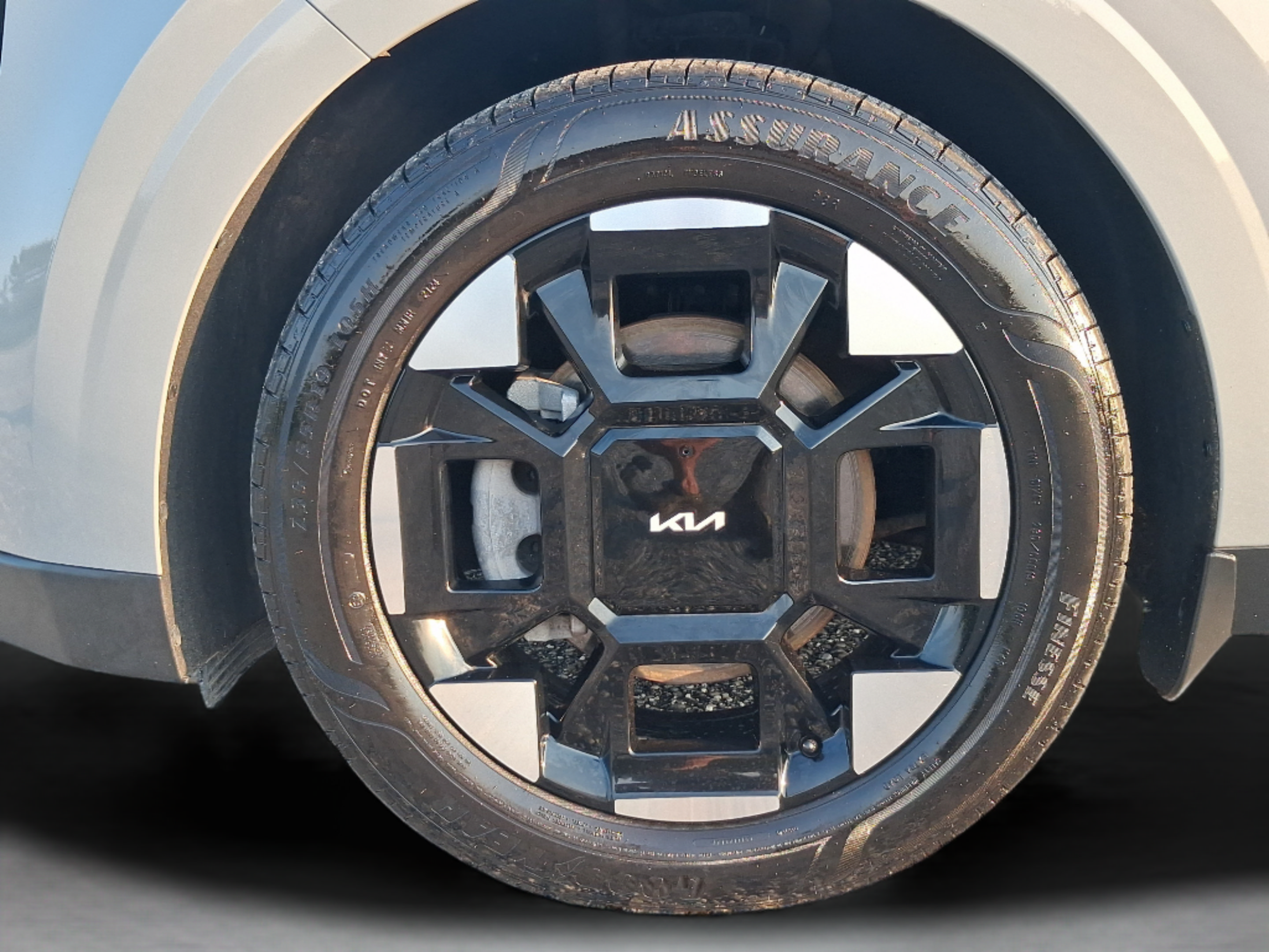 Used 2025 Kia Carnival EX FWD image 33