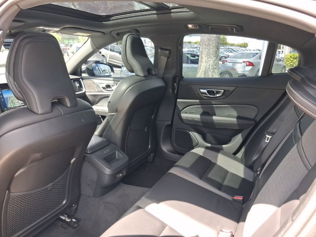 Used 2019 Volvo S60 T6 R-Design image 7