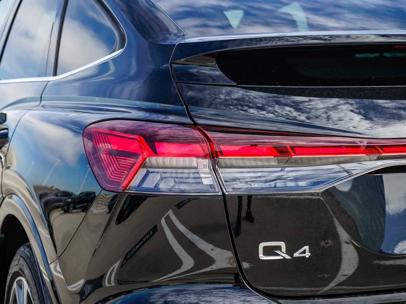 Used 2024 Audi Q4 e-tron Premium Plus w/ Premium Plus image 9