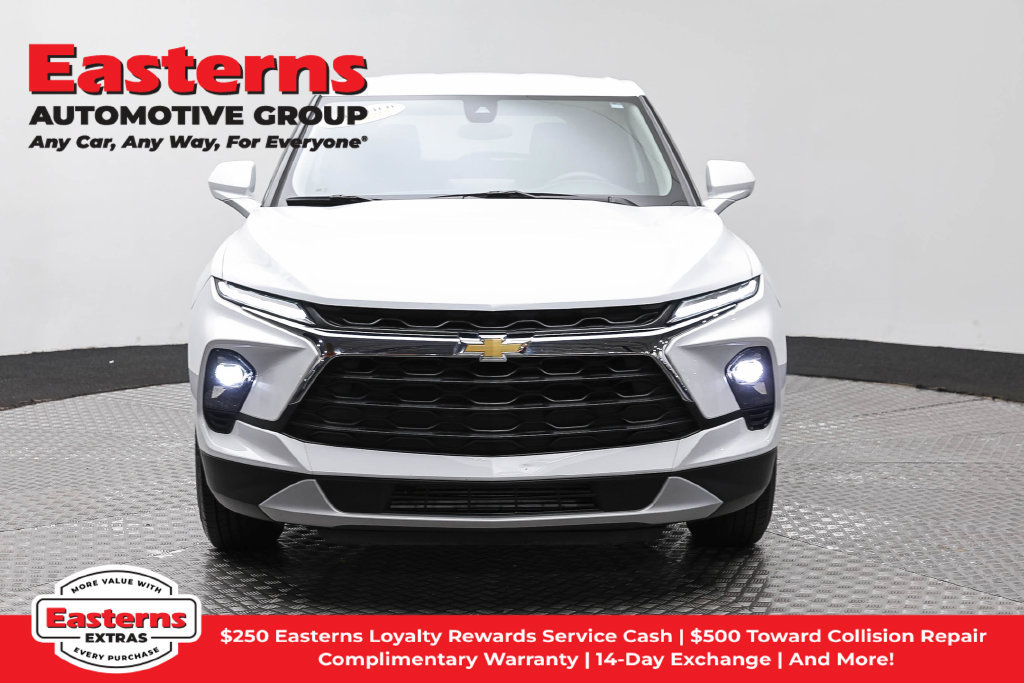 Used 2025 Chevrolet Blazer LT FWD image 3