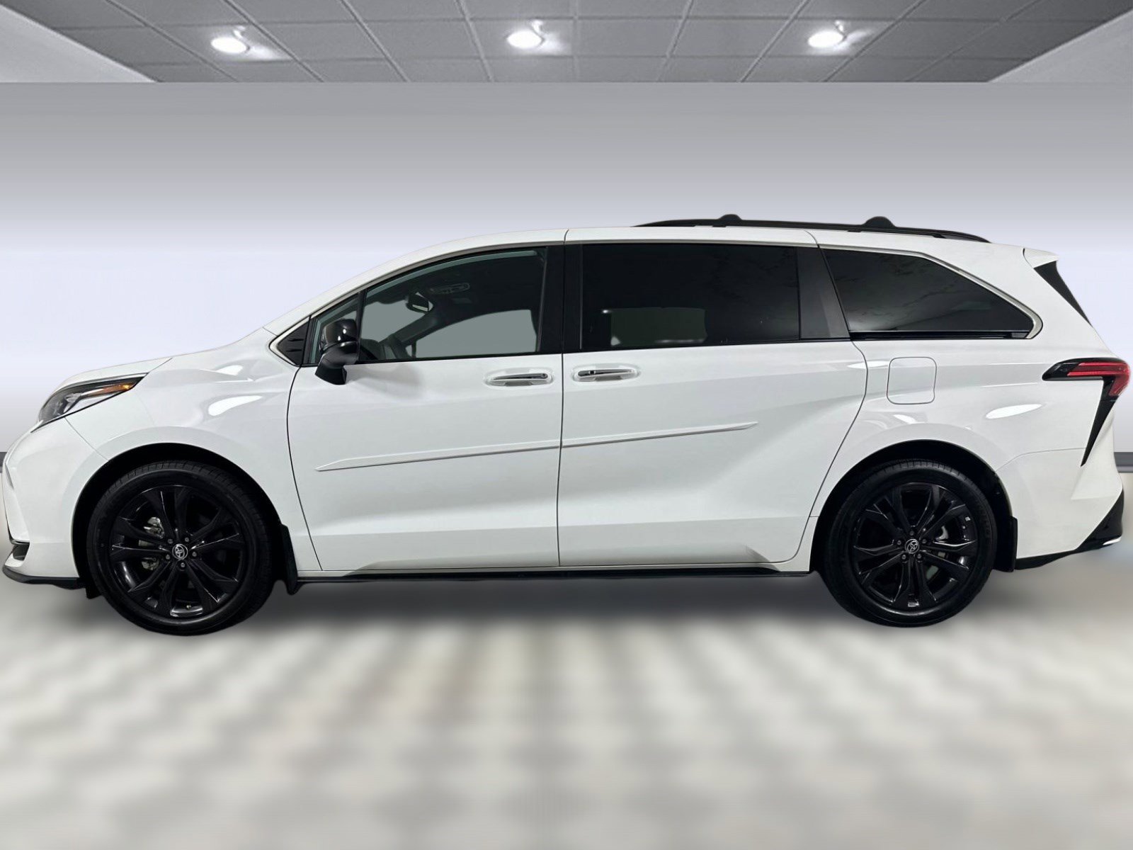 Used 2023 Toyota Sienna XSE image 2