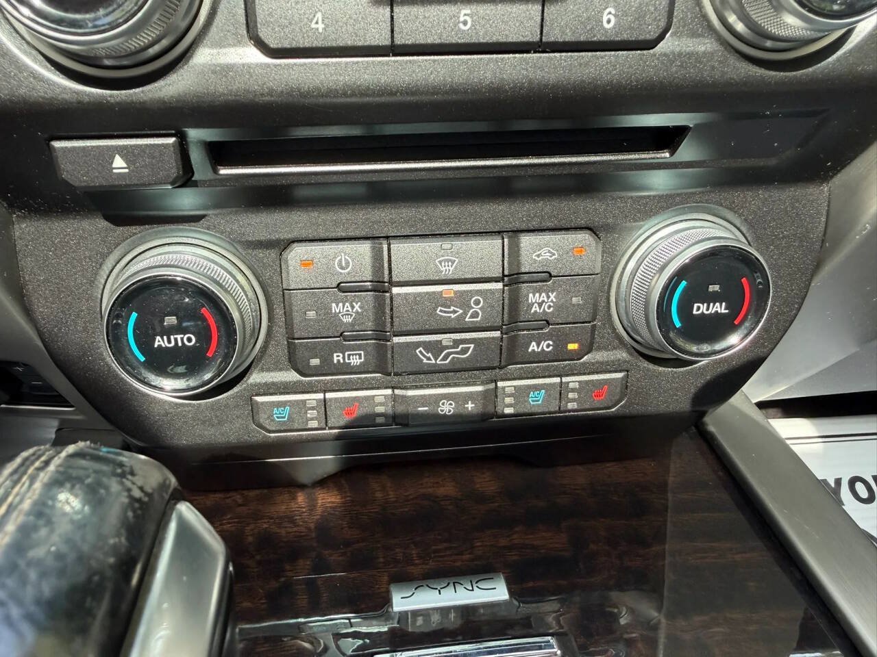 Used 2015 Ford F150 Platinum w/ Equipment Group 701A Luxury AWD/4WD image 34