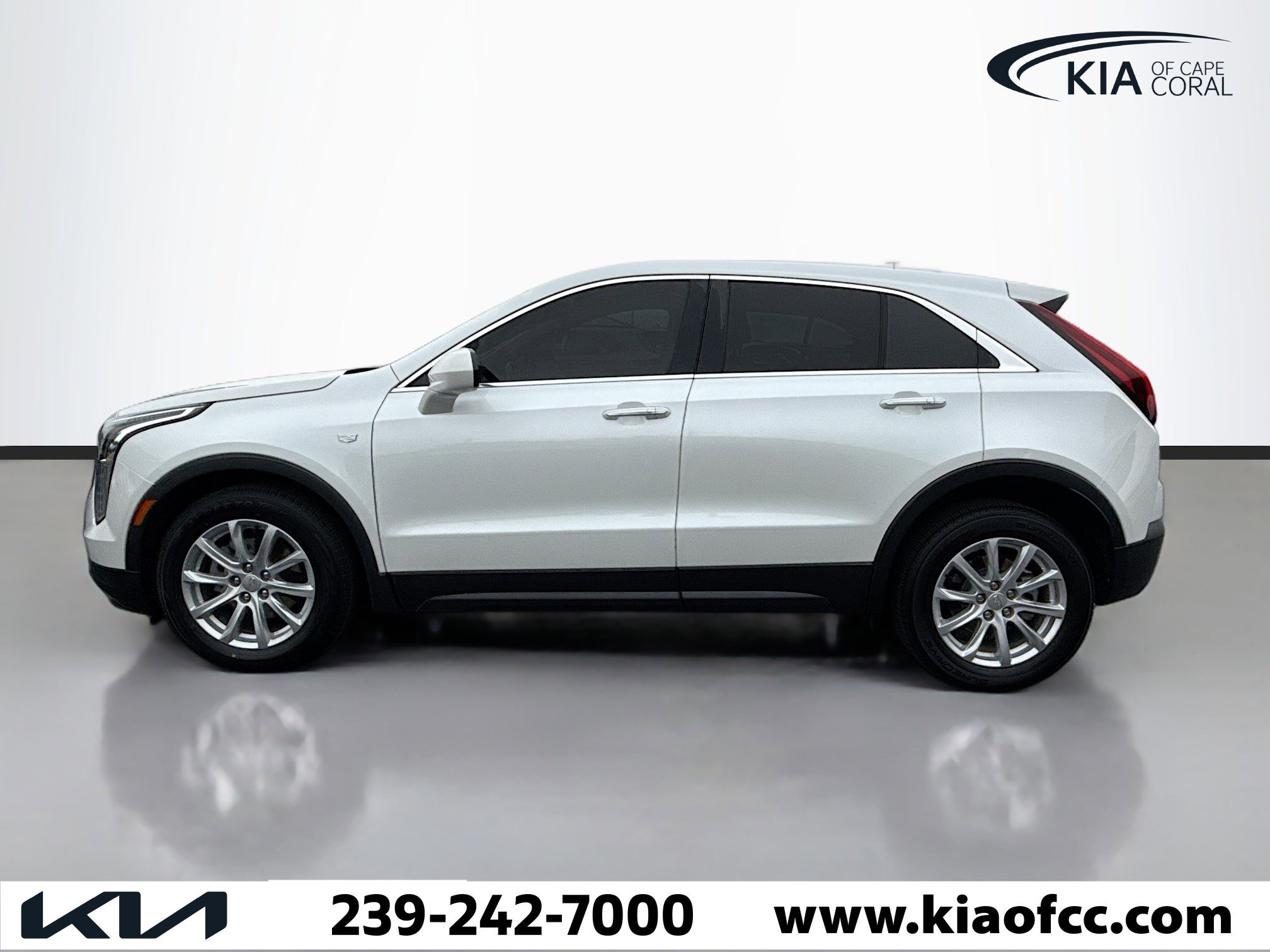 Used 2023 Cadillac XT4 Luxury w/ Driver Awareness Package image 3