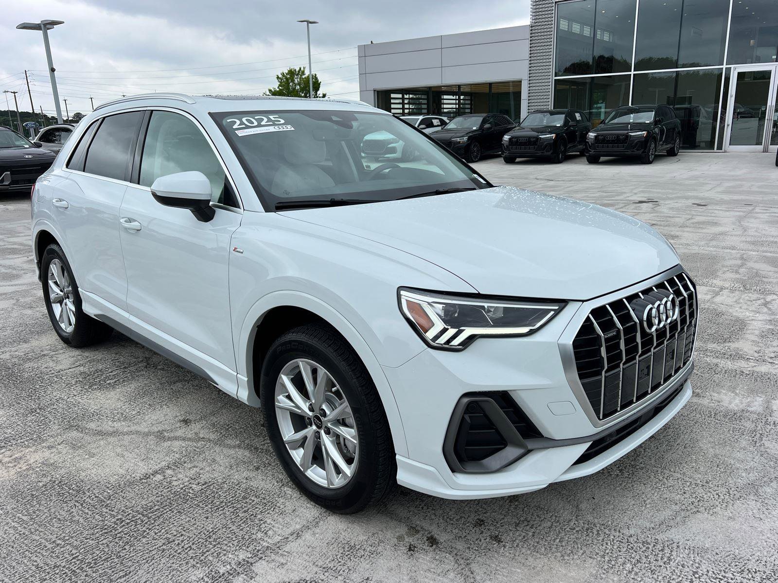 Used 2025 Audi Q3 2.0T Premium Plus w/ Premium Plus Package AWD/4WD image 3