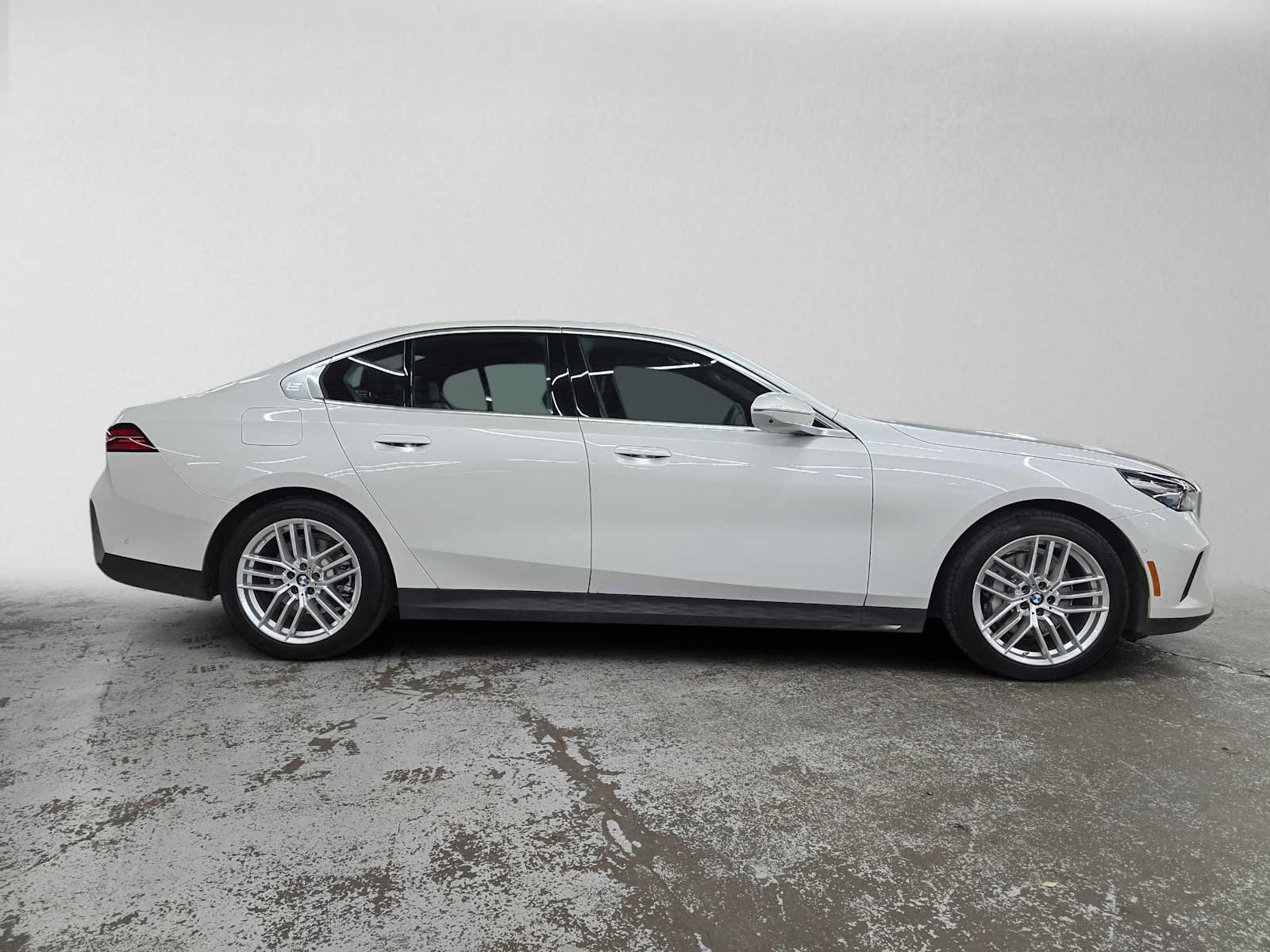 Used 2025 BMW 530i xDrive AWD/4WD image 2