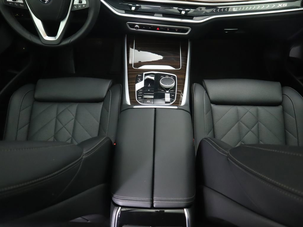 Used 2025 BMW X5 xDrive50e w/ Parking Assistance Package AWD/4WD image 17