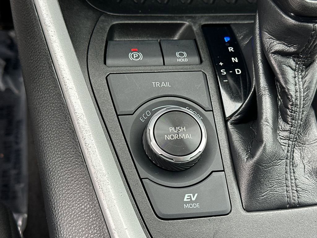 Used 2021 Toyota RAV4 LE AWD/4WD image 28