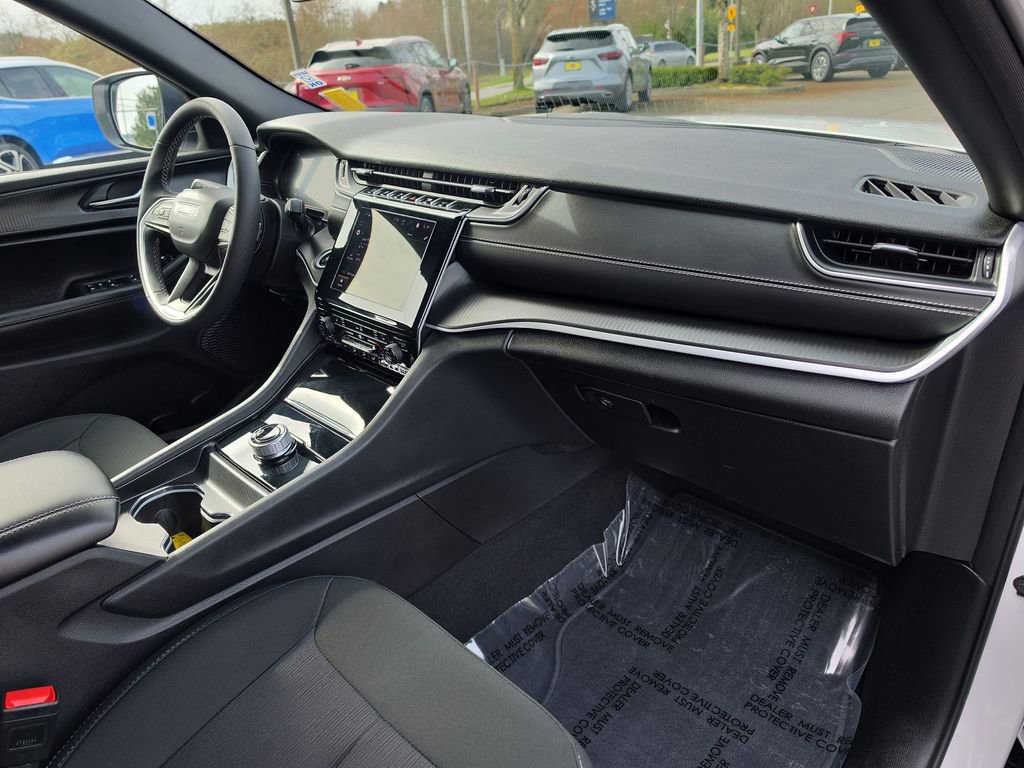 Used 2025 Jeep Grand Cherokee Laredo w/ Luxury Tech Group I image 30