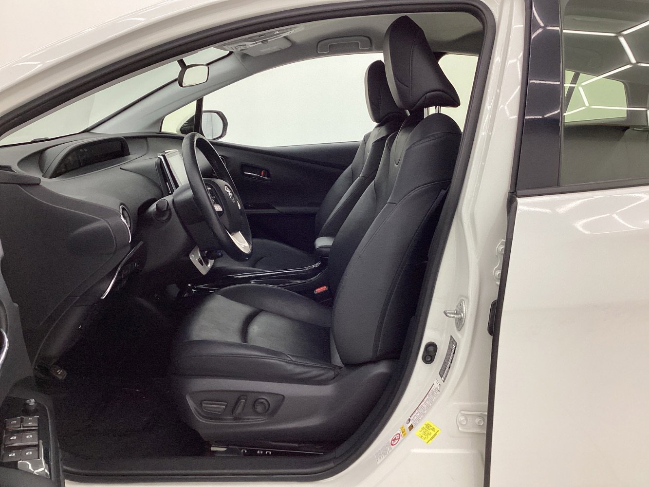 Used 2018 Toyota Prius Prime Premium image 14