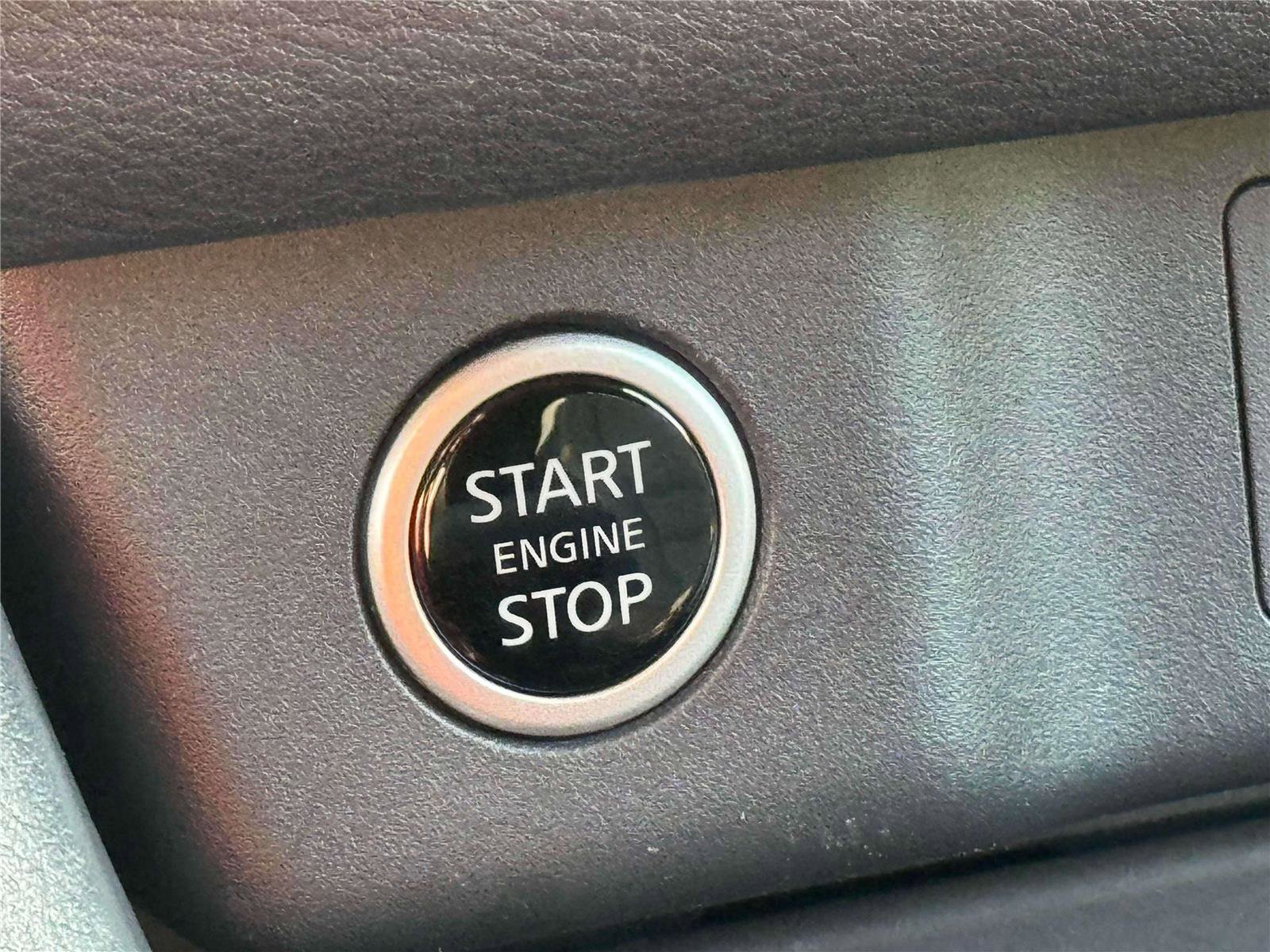 Used 2023 Nissan Rogue SV image 32