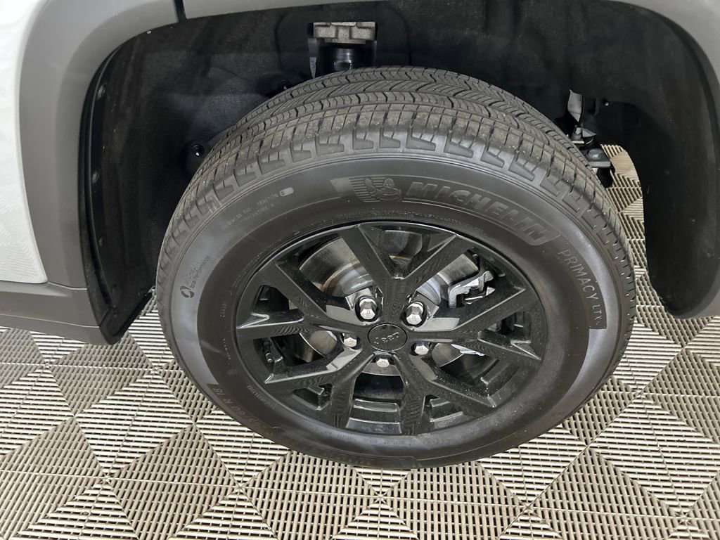 Used 2024 Jeep Grand Cherokee L Laredo image 10