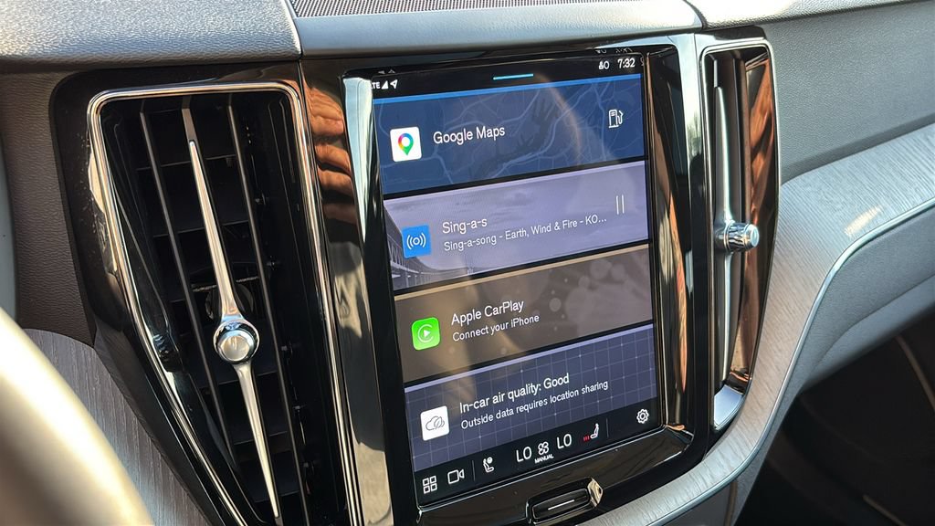 Certified 2025 Volvo XC60 B5 Plus AWD/4WD image 18