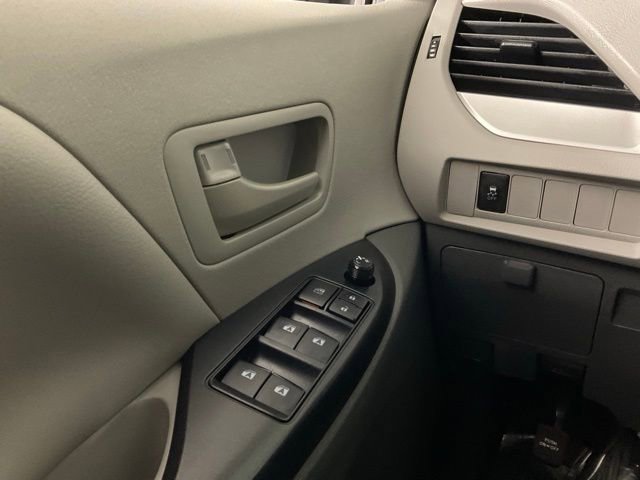Used 2020 Toyota Sienna L image 21