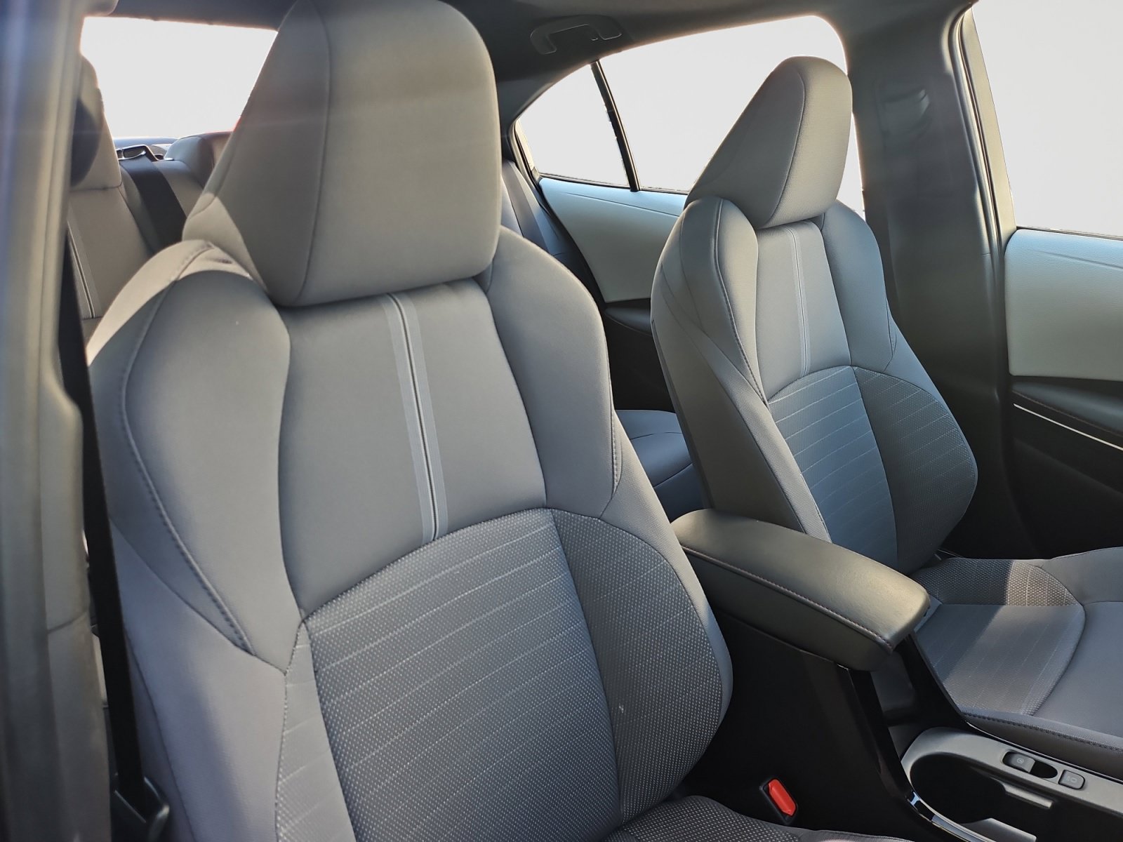 Used 2025 Toyota Corolla SE w/ SE Premium Package FWD image 18